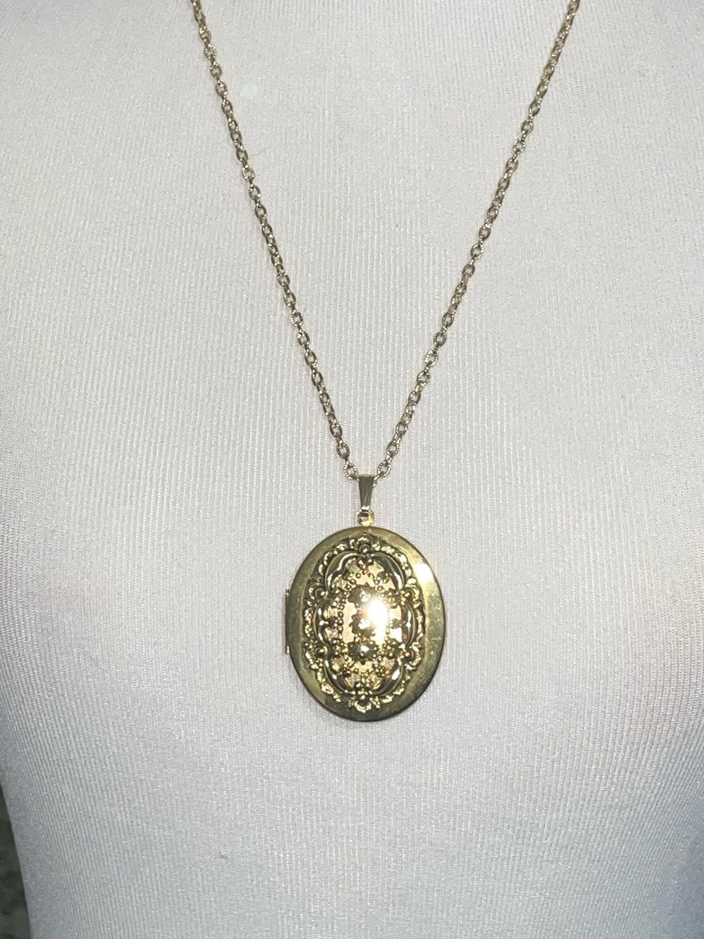 Vintage. 1969s. Gold Oval Floral Locket Necklace - Women Jewelry